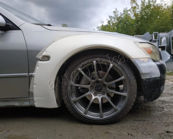 Lexus IS 200, IS300, IS300 Sportcross, Toyota Altezza (98-05) Накладки на передниe крылья CLINCHED