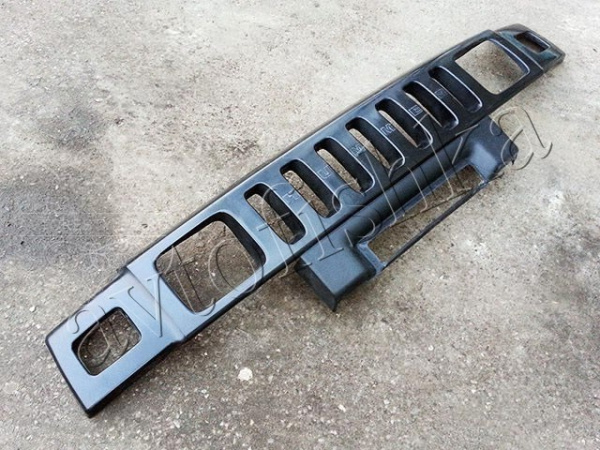 Штатная решетка радиатора на Hummer H2
